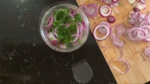 СЪЕЛИ СРАЗУ! Маринованный красный лук - рецепт - Готовим с Миланой