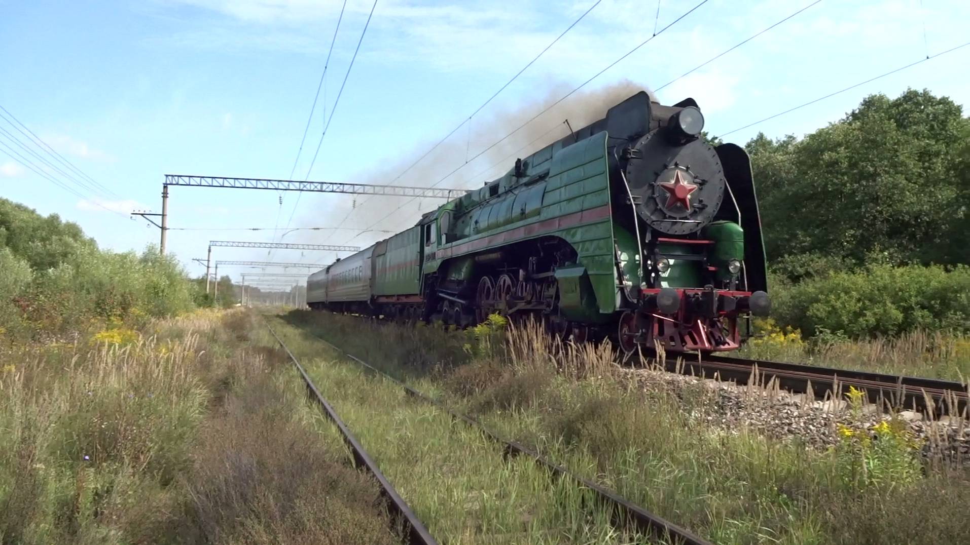 Паровоз П36-0071 с туристическим поездом проходит станцию Зимёнки смотреть онлайн