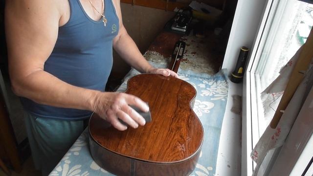 Отшкуривание грубой шкуркой нижней деки и обечаек(видео №364). смотреть онлайн