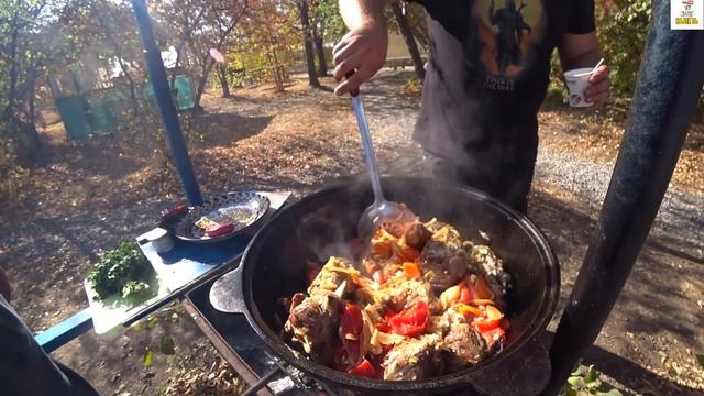 ОСЕЛ УКУСИЛ ДАШУ И СОШЕЛ С УМА | БАРАНЬЯ НОГА В УГЛЯХ БОЖЕСТВЕННО ВКУСНЫЙ ШУЛЮМ | ДР ЛЮБИМОЙ ДЕНЬ 2 смотреть онлайн