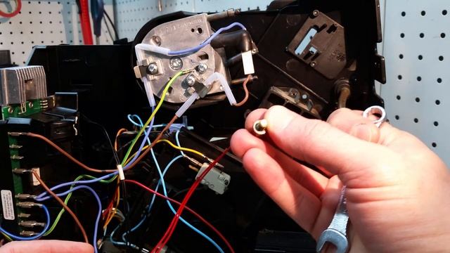 Замена термодатчика и термопредохранителей в кофемашине Bosch TCA5202 - classic piano. смотреть онлайн