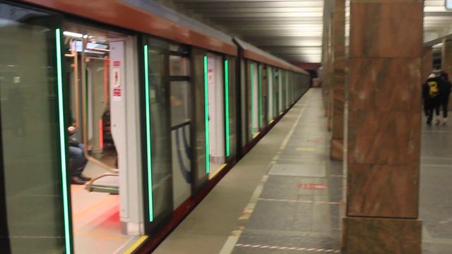 "Москва-2020" и 81-717/714 - встреча поколений на "Новоясеневской" смотреть онлайн