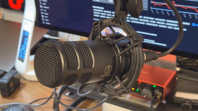 Audio-Technica AT2035 vs AT2040 What Sounds better? смотреть онлайн