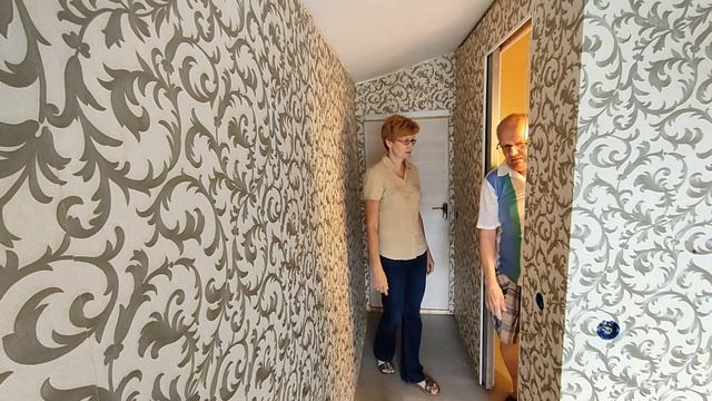 В гостевой комнате появился приличный пол и симпатичная дверь. Огород в запустении из-за урожая. смотреть онлайн