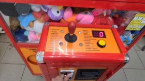 Сразу вытащили игрушки!! Борьба за большую игрушку в автомате Хватайка