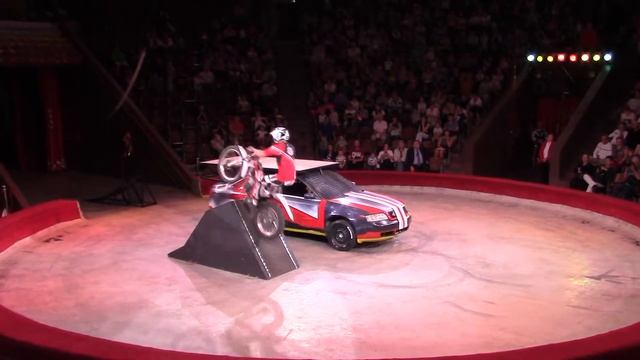 Мотоцикл и машина на арене цирка смотреть онлайн