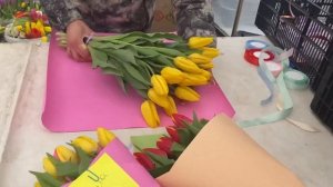 Простая Упаковка тюльпана в букет