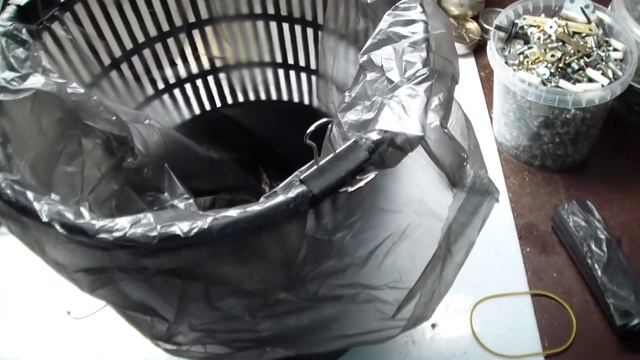 Как закрепить пакет в мусорной корзине? Два способа. Просто и надёжно! смотреть онлайн