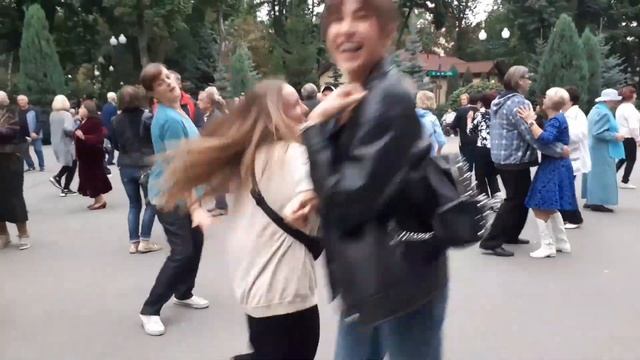 КУМЕ ЗОЛОТИЙ!???/ТАНЦЫ В ПАРКЕ ГОРЬКОГО ХАРЬКОВ СЕНТЯБРЬ 2021 смотреть онлайн