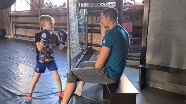 Жесткая тренировка для маленького боксёра/ Отработка и постановка удара/ техника бокса смотреть онлайн