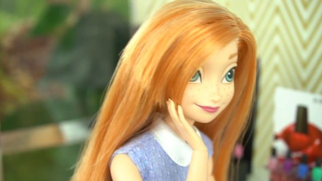 Elsa and Anna Toddlers Paint Their nails at the Barbie Salon - DIY Doll Manicure Story смотреть онлайн