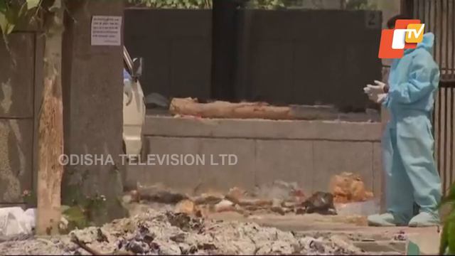 Cremation Grounds In Delhi Over Burdened After Increase In Deaths смотреть онлайн