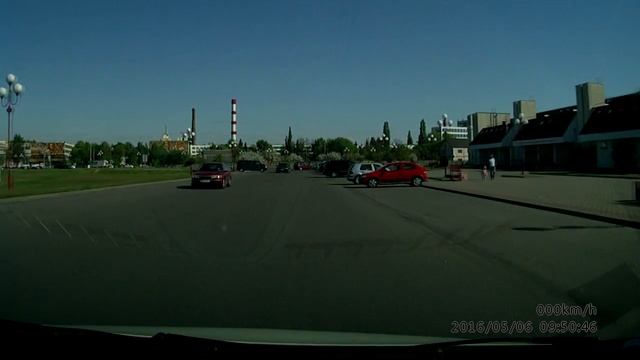 Вот так и сбивают детей... Шагает прямо под колёса смотреть онлайн