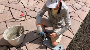 Нанесение швов на площадке, вымощенной лемезитом