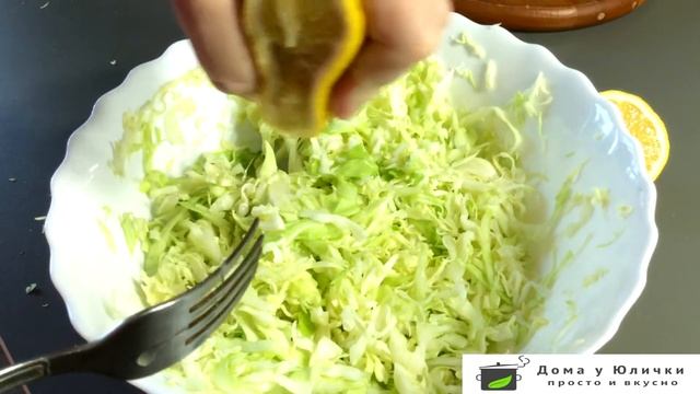 Простой салат из молодой капусты. Самый быстрый салат из свежей капусты с соком лимона. За 5 минут. смотреть онлайн