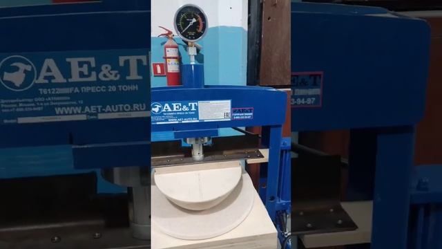 Процесс прессования раковины из искусственного камня.