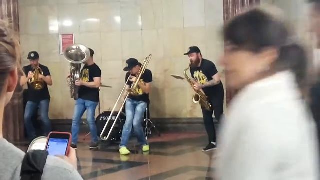 музыканты зажигают, духовые инструменты смотреть онлайн