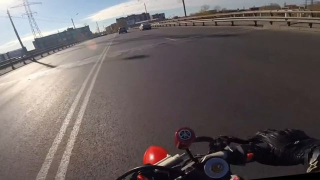 Мотоциклист нарушает всё, что можно смотреть онлайн