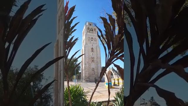 Белая башня рядом с акведуком #short смотреть онлайн