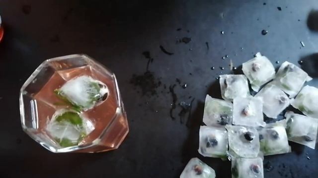Лимонад и лед. Холодные напитки лед с ягодами мятой цедрой. смотреть онлайн