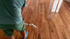 Реставрация паркета: Этап нанесения износостойкого лака Bona Traffic HD.