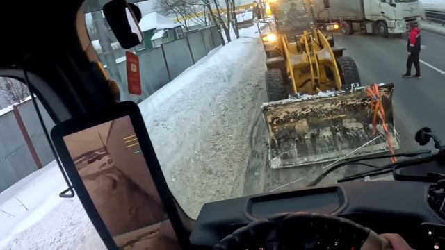 ОДНОМУ НЕ РЕАЛЬНО ВЫЕХАТЬ • ПЕРЕКРЫЛ ДОРОГУ #дальнобой #мерседес #зима #дентро смотреть онлайн