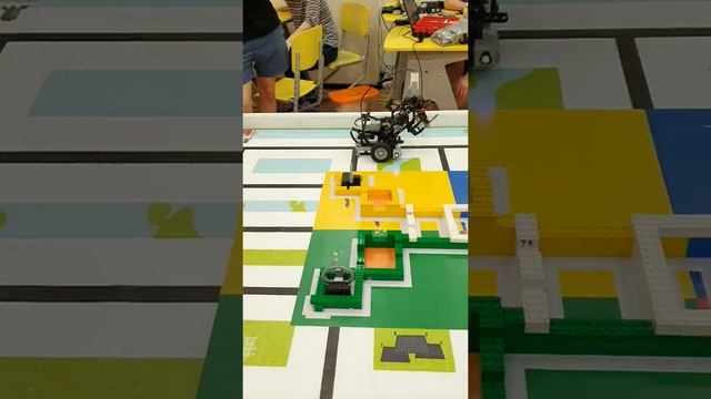 WRO 2019 Senior High - surprise rule №4 / MadRobots team смотреть онлайн