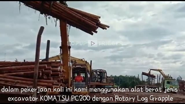 ?PROSES MUAT KAYU AKASIA KE TRUK DENGAN EXCAVATOR KOMATSU PC200 ROTARY LOG GRAPPLE ❗|| 2020 смотреть онлайн