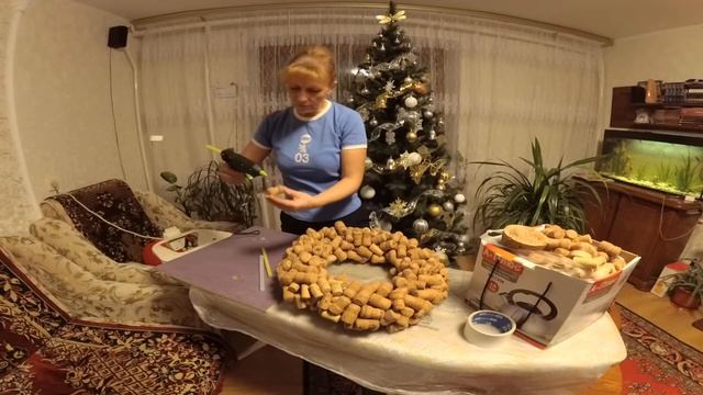 Новогодний веночек из винных пробок смотреть онлайн
