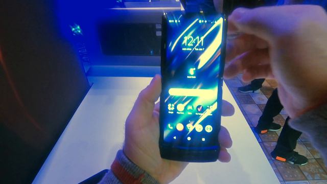 CES2020 Hands-On Motorola RAZR | My Favorite Folding Phone! смотреть онлайн