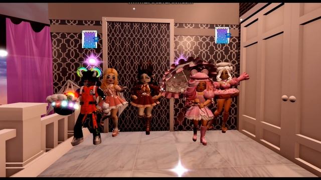 МОИ ПОДПИСЧИКИ ОДЕВАЮТСЯ ПО СМАЙЛИКАМ В ROYALE HIGH! / роял хай / Royale High / Roblox