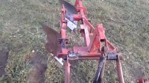 самодельный трактор пашет