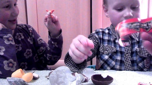 Открываем Kinder яйцо. Злата и Матвей.
