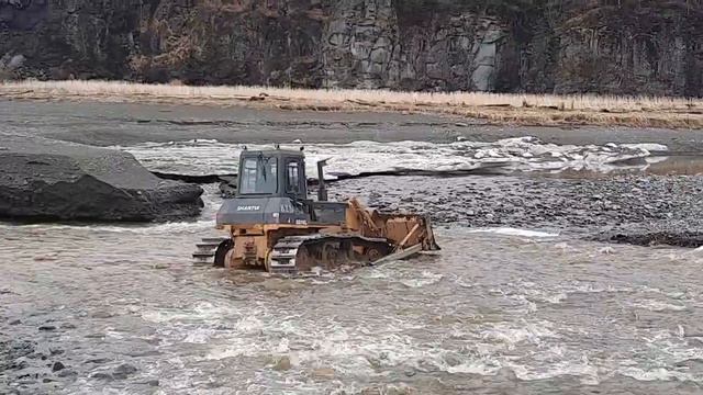 Shantui бульдозер, идёт вброд ))) смотреть онлайн