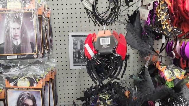 Хеллоуин в магазинах Канады украшения костюмы сладости и многое другое смотреть онлайн
