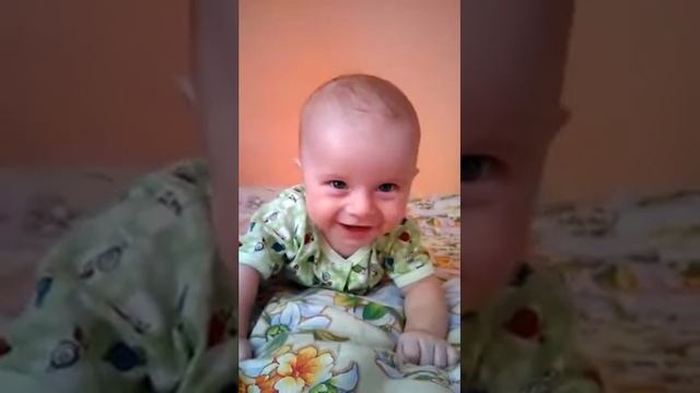 Малыш заразительно смеётся когда мама чихает смотреть онлайн