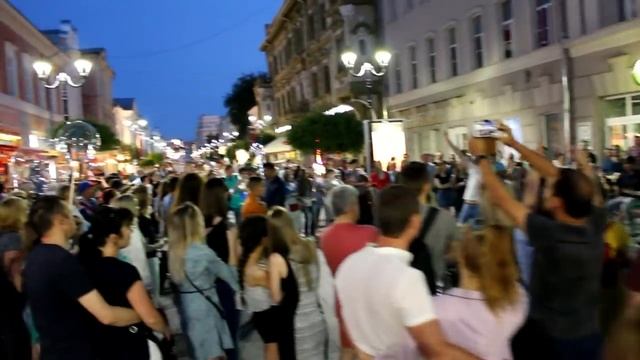 Швейцарские и коста-риканские футбольные фанаты в Нижнем Новгороде смотреть онлайн