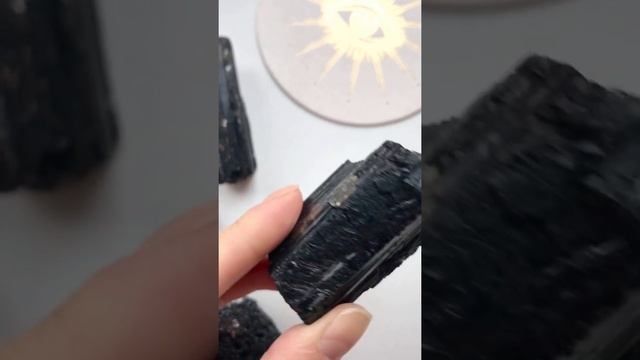 Черный Турмалин - Турмалин Шерл / Black Tourmaline crystal смотреть онлайн