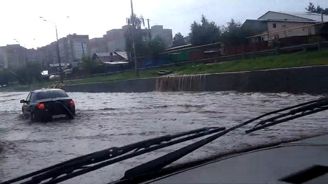 Вот так топит Казань после кратковременного ливня смотреть онлайн