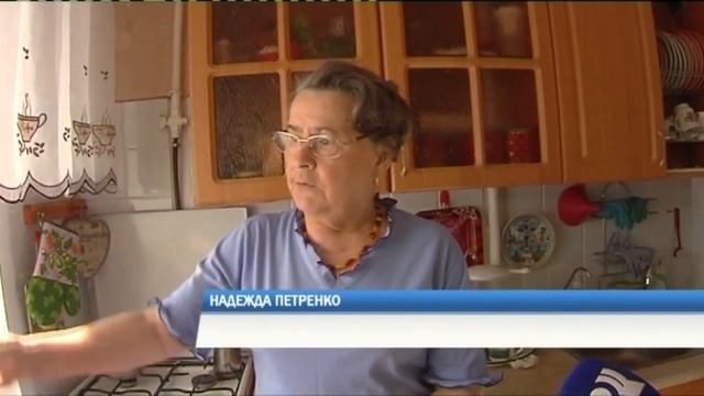 Королева тараканов: пенсионерка забила квартиру мусором до потолка смотреть онлайн