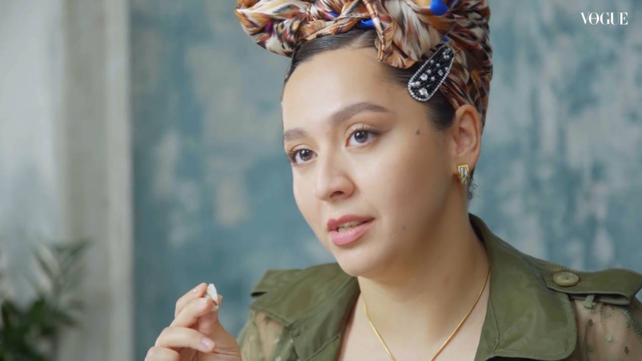 Что в сумке у Манижи? | Vogue Россия смотреть онлайн