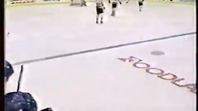 Darius Kasparaitis awesome pass to Benoit Hogue in game 1 vs Penguins (1993) смотреть онлайн