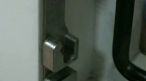 Не держится низ створки окна. Окно открывается в двух положениях. Регулировка окон ПВХ своими рукам