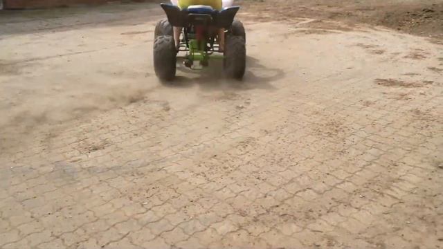 Китайский квадроцикл 150 кубов пробуем поставить на задние колёса смотреть онлайн
