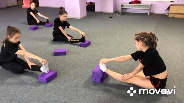 Студия танца Мастер г.Белгород. Партерная гимнастика с кубиком. Часть 1 смотреть онлайн