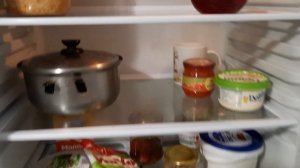 Как снять полки в холодильнике.