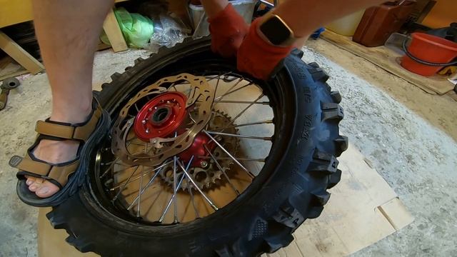 Разбортовка колеса эндуро мотоцикла