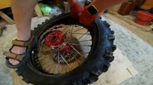Разбортовка колеса эндуро мотоцикла