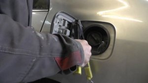Как закрепить лючок бензобака на Toyota Corolla. Лайвхак.