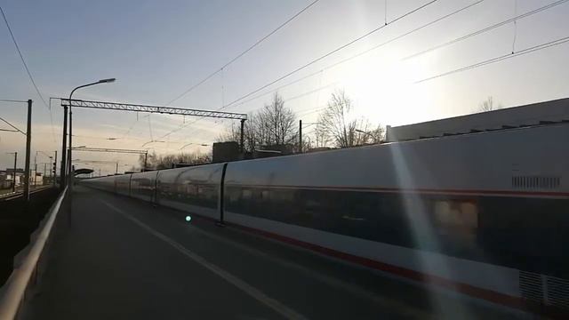 Электровоз ЭП20 номер 006 вместе с поездом "Стриж" проезжают станцию "Сортировочная". смотреть онлайн